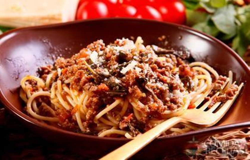 Ir para  <p>Ingredientes:</p>

<p>1 e &frac12; quilos macarr&atilde;o (caseiro);</p>

<p>1 quilo carne mo&iacute;da (de 1&ordf;);</p>

<p>2 x&iacute;caras (ch&aacute;) de cebolinha...