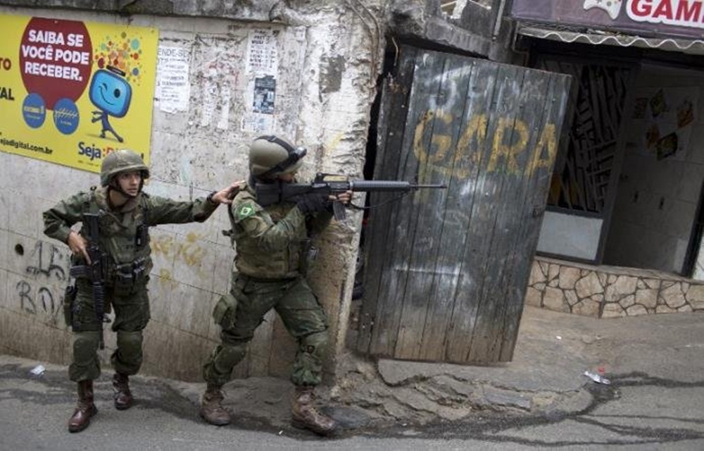 Ir para  <p>Pelo quarto dia consecutivo, 950 homens das For&ccedil;as Armadas continuam com o cerco &agrave; Favela da Rocinha, em S&atilde;o Conrado, zona Sul do Rio de Janeiro. O clima &eacute; de aparente tranquilidade e as...