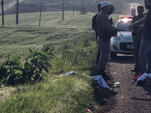 Ir para  <p><big>Um homem, ainda n&atilde;o identificado, foi encontrado morto &agrave;s margens da BR 480, na manh&atilde; desta ter&ccedil;a-feira, 26.</big></p>

<p><big>O local fica no interior de...