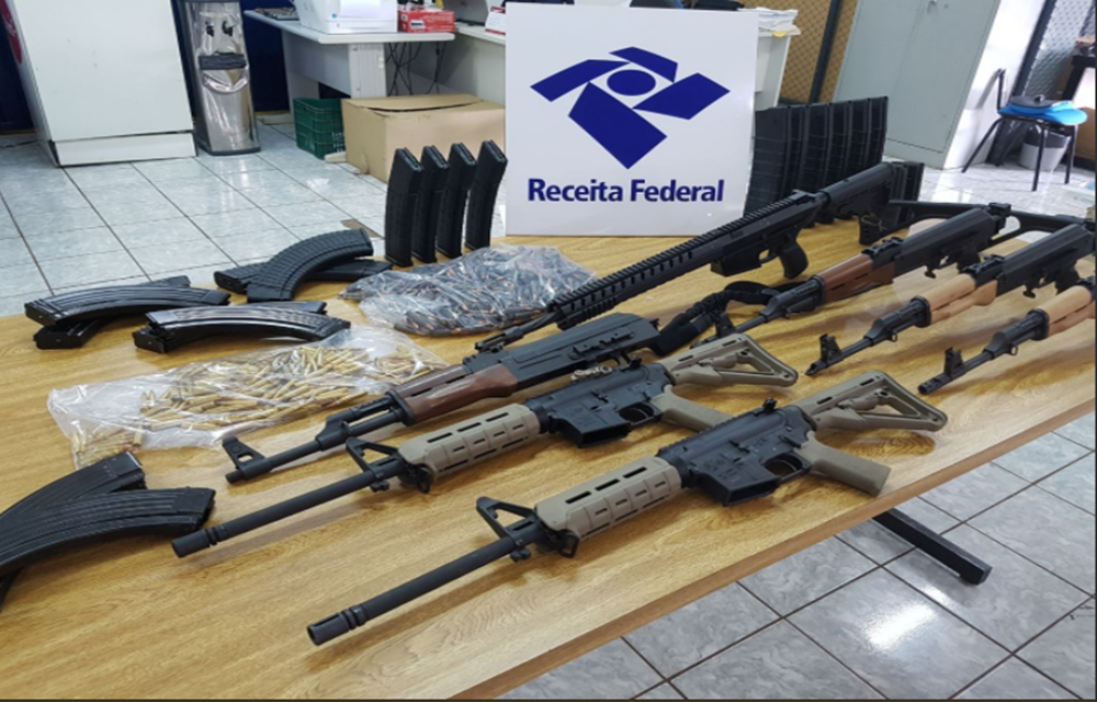 Ir para  <p>Agentes da Receita Federal apreenderam armamento de guerra que entrava no Brasil pela Aduana de Foz do Igua&ccedil;u. O homem que transportava as armas foi preso e contou que o destino das armas seria a regi&atilde;o...