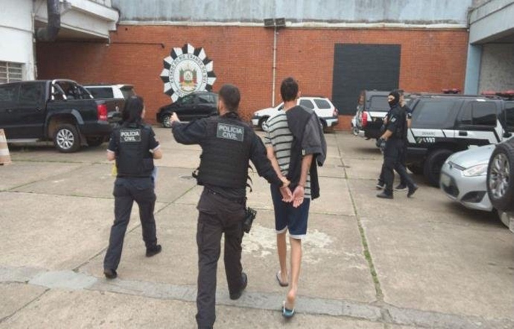 Ir para  <p>A Pol&iacute;cia Civil deflagrou na manh&atilde; desta quinta-feira uma opera&ccedil;&atilde;o com objetivo de desarticular uma&nbsp;quadrilha que vendia e traficava armas e drogas em grupos nas redes sociais. A...