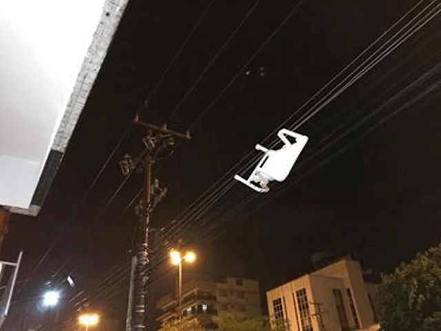 Ir para  <p><big>Em Erechim, na Av. Tiradentes, uma cadeira levada pelo vento ficou pendurada nos fios da rede de baixa tens&atilde;o e provocou queda de energia na &aacute;rea.&nbsp;</big></p>

<p><big>O...