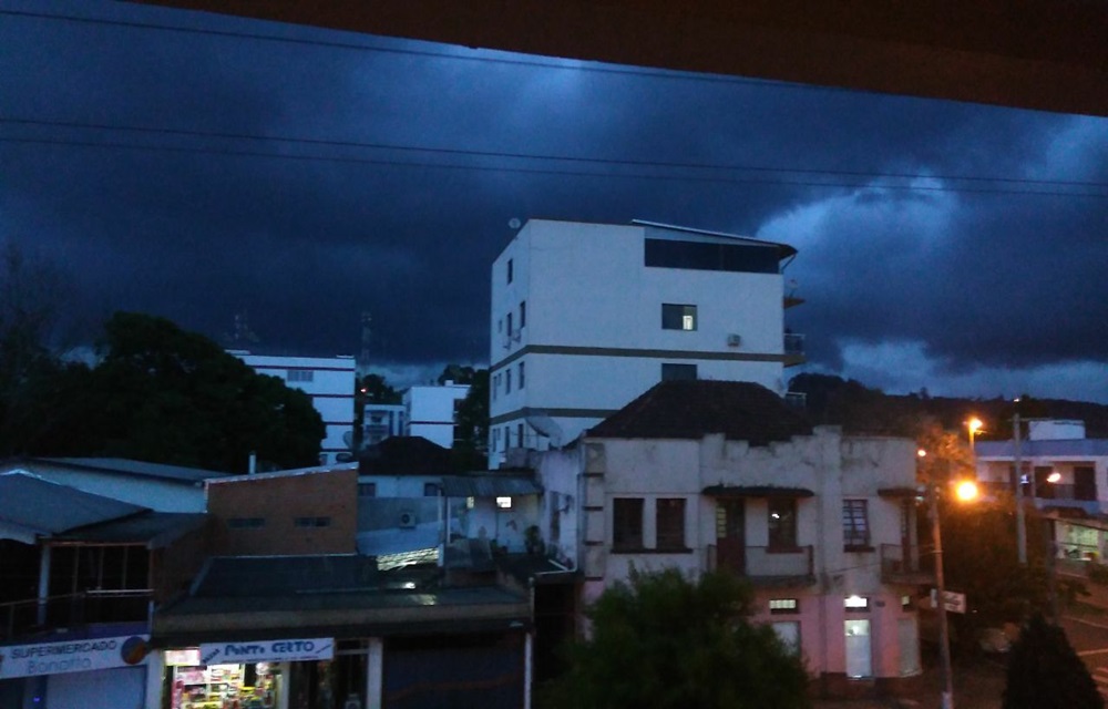 Ir para  <p>O primeiro dia de outubro foi marcado pelo mau tempo em Viadutos e regi&atilde;o. No final da tarde, o tempo se instabilizou, aumentando a velocidade dos ventos e cobrindo a regi&atilde;o com densas nuvens. As intensas ventanias...