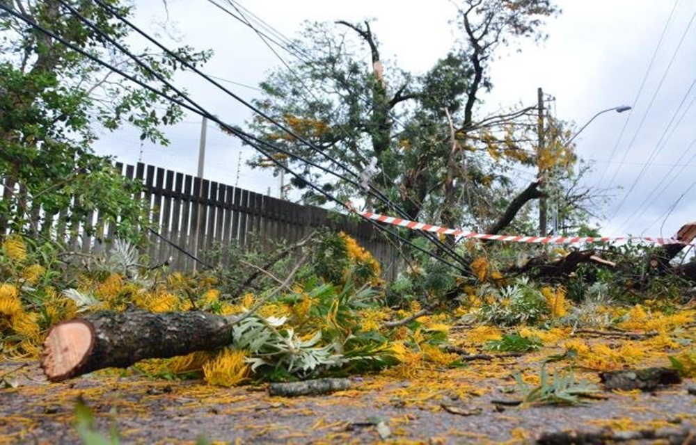 Ir para  <p>Os estragos do temporal da noite de domingo seguem causando problemas para a popula&ccedil;&atilde;o do Rio Grande do Sul. Cerca de 215 mil pessoas est&atilde;o sem luz no Estado. Al&eacute;m disso, 45 ruas...