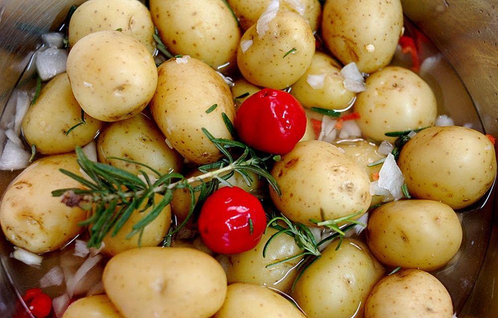 Ir para  <p>1 kg de batata pequeninha;<br />
&middot; 1 cebola grande picada;<br />
&middot; 3 colheres (sopa) de alecrim picado;<br />
&middot; 1/4 de x&iacute;cara (ch&aacute;) de vinagre;<br...