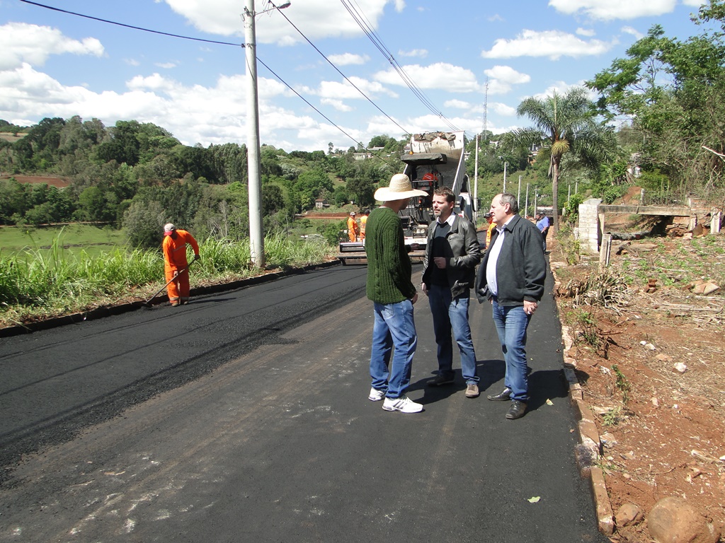 Ir para  <p><big>Mais uma obra de pavimenta&ccedil;&atilde;o asf&aacute;ltica tem inicio na cidade, agora em parte da Rua Maximiliano Mazutti, onde a empresa vencedora da licita&ccedil;&atilde;o j&aacute;...