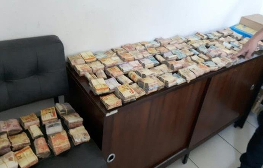Ir para  <p>A Pol&iacute;cia Rodovi&aacute;ria Federal (PRF) apreendeu mais de R$ 100 mil em dinheiro no interior de um carro na Barra do Ribeiro. De acordo com a PRF, dois jovens dirigiam um Kia Sorento que transitava com far&oacute;is...