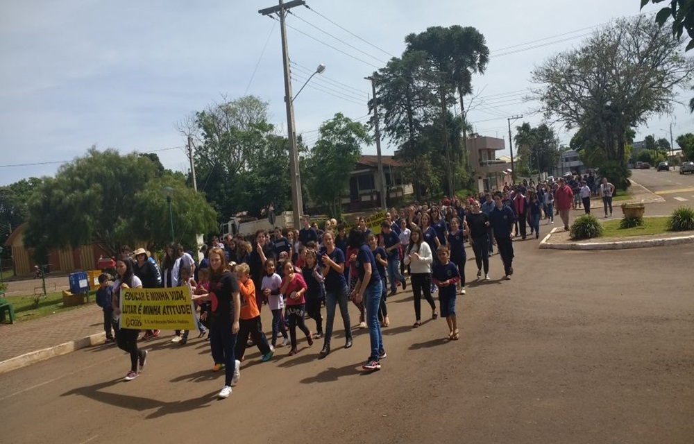 Ir para  <p>Professores e funcion&aacute;rios da rede estadual de ensino realizaram, na manh&atilde; desta quinta-feira (05/10), em Viadutos, manifesta&ccedil;&atilde;o contra o parcelamento dos sal&aacute;rios do funcionalismo...