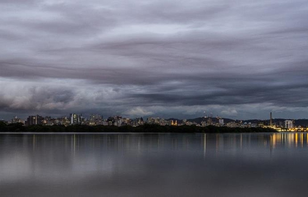 Ir para  <p>Dias depois de um forte temporal atingir o Rio Grande do Sul, o Estado deve ter novamente registro de chuva forte nesta sexta-feira. A <a...