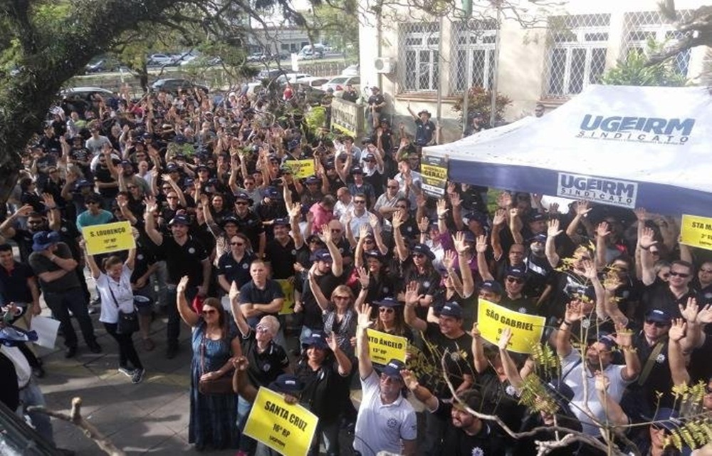 Ir para  <p>Os agentes da Pol&iacute;cia Civil decidiram declarar greve a partir da pr&oacute;xima segunda-feira. A a&ccedil;&atilde;o foi tomada ap&oacute;s assembleia geral realizada nesta quinta-feira, em Porto Alegre. A...