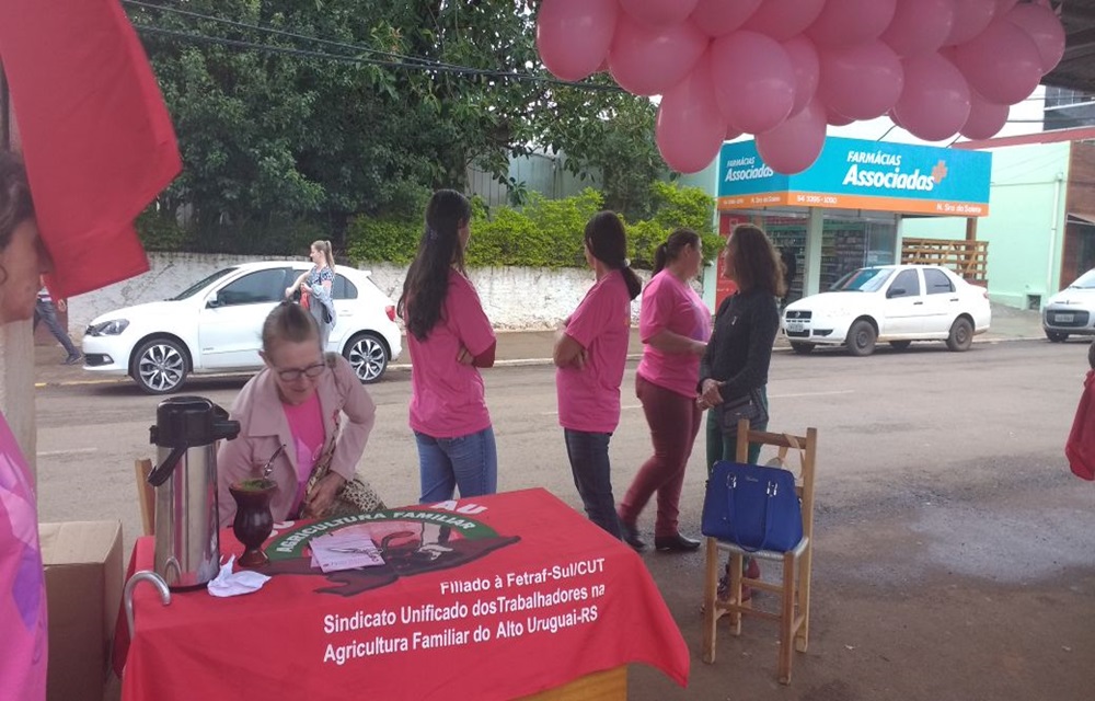 Ir para  <p>Na tarde desta ter&ccedil;a-feira (10/10), o Coletivo de Mulheres do Sutraf realizou, no centro de Viadutos, um trabalho&nbsp;de conscientiza&ccedil;&atilde;o sobre o c&acirc;ncer de mama, com o objetivo de informar a...