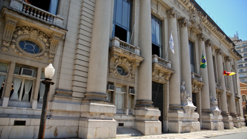 Ir para  <p><big>O governo do Estado paga, nesta quarta-feira (11), os sal&aacute;rios de setembro para os servidores com rendimento l&iacute;quido de at&eacute; R$ 5 mil. Com isso, cerca de 287 mil servidores (286.878...