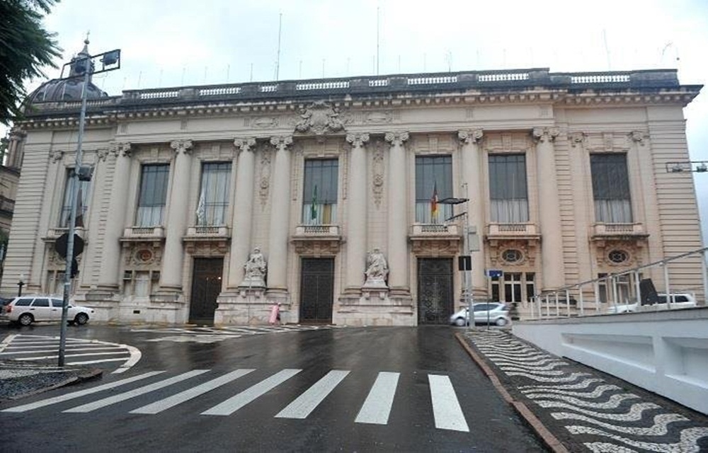 Ir para  <p>O governo do Estado quita nesta quarta-feira os sal&aacute;rios dos servidores que recebem at&eacute; R$ 5 mil. Com o dep&oacute;sito, 84% do funcionalismo t&ecirc;m a folha quitada. De acordo com o Piratini, os valores...