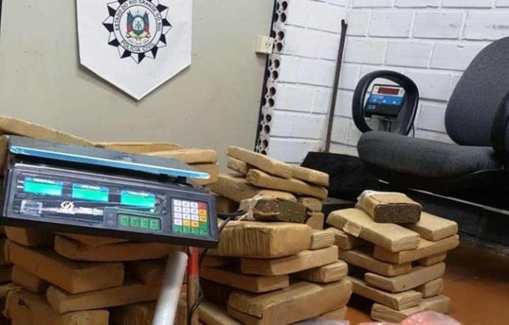 Ir para  <p>Em torno de 50 quilos de maconha e tr&ecirc;s ve&iacute;culos clonados foram apreendidos na madrugada desta quinta-feira, em uma casa, em Novo Hamburgo, no Vale dos Sinos.&nbsp;</p>

<p>A resid&ecirc;ncia,...