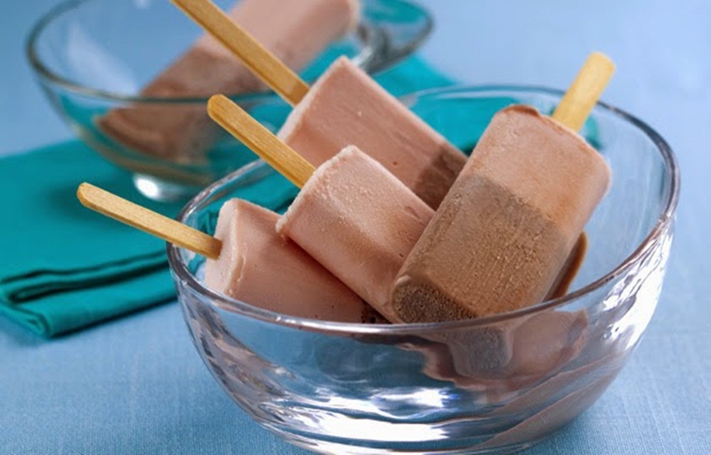 Ir para  <p><strong>Picol&eacute; de chocolate:</strong><br />
. 1 embalagem para pudim sabor chocolate;<br />
. 250 ml de leite;<br />
. 1 lata de leite condensado;<br />
. &frac12; lata de creme de...
