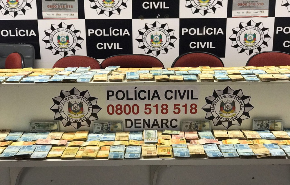 Ir para  <p>A Pol&iacute;cia Civil apreendeu R$ 552 mil em esp&eacute;cie e US$ 52 mil (aproximadamente R$ 180 mil) em uma a&ccedil;&atilde;o no final da tarde de segunda-feira (16). Al&eacute;m do dinheiro, foram apreendidos um...