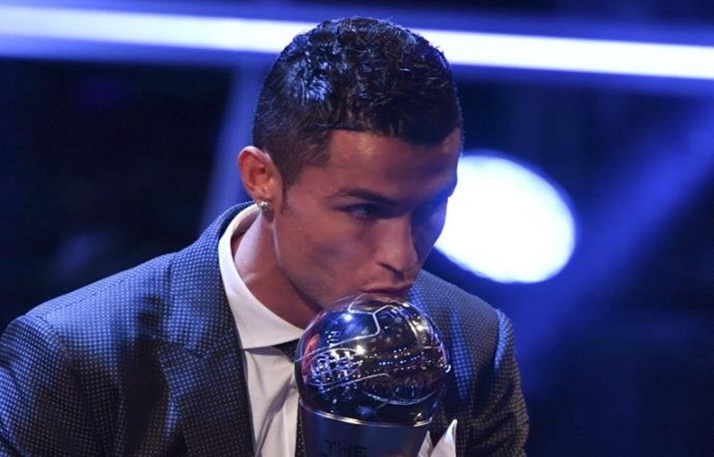Ir para  <p>O portugu&ecirc;s Cristiano Ronaldo alcan&ccedil;ou seu objetivo de igualar Lionel Messi como maior vencedor do Pr&ecirc;mio Bola de Ouro da Fifa. Nesta segunda-feira, em cerimonia realizada em Londres, o atacante do Real...