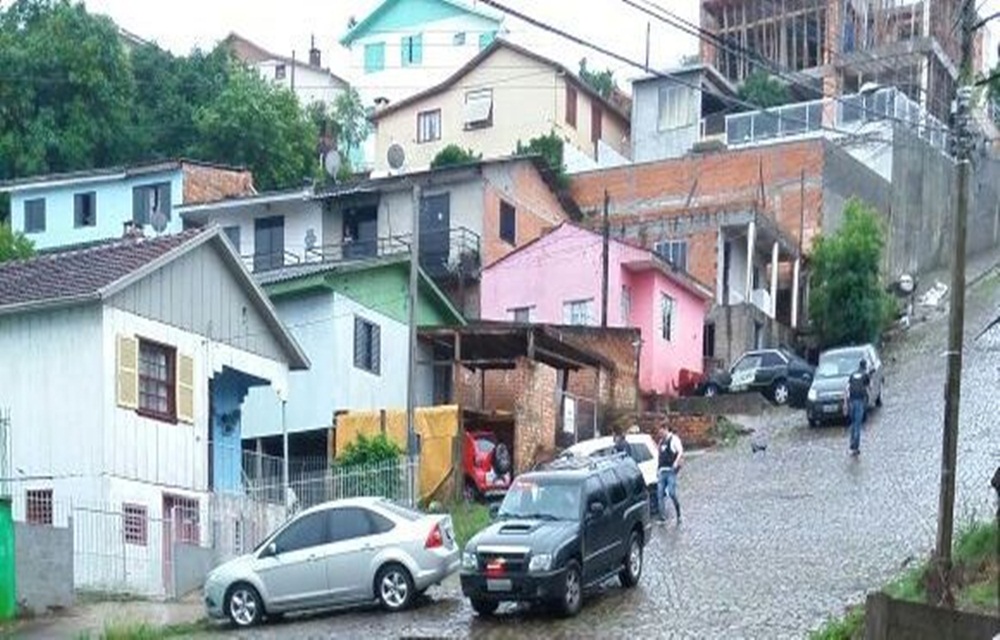 Ir para  <p>A Corregedoria da Pol&iacute;cia Civil ga&uacute;cha desencadeou a segunda etapa da "Opera&ccedil;&atilde;o Favorecimento" na manh&atilde; desta quarta-feira(25), em Erechim. Quatro delegados e 18...