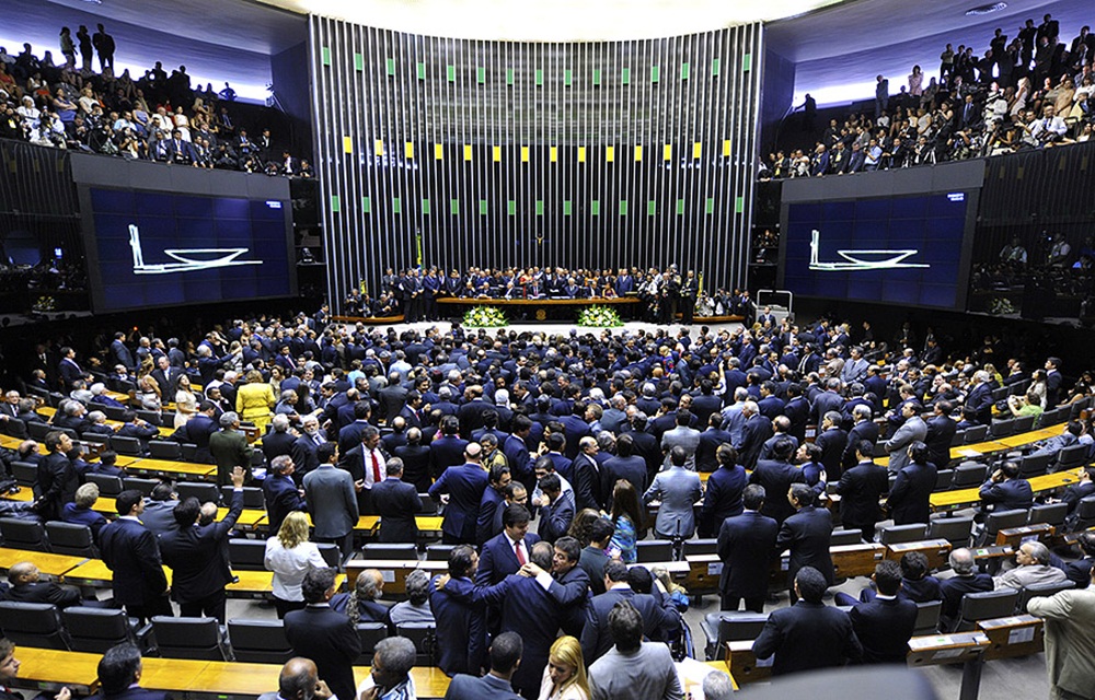 Ir para  <p>Por 251 votos contra 233, a C&acirc;mara dos Deputados votou, na noite desta quarta-feira, pelo arquivamento da segunda den&uacute;ncia contra o presidente Michel Temer e os ministros Eliseu Padilha e Moreira Franco apresentada...