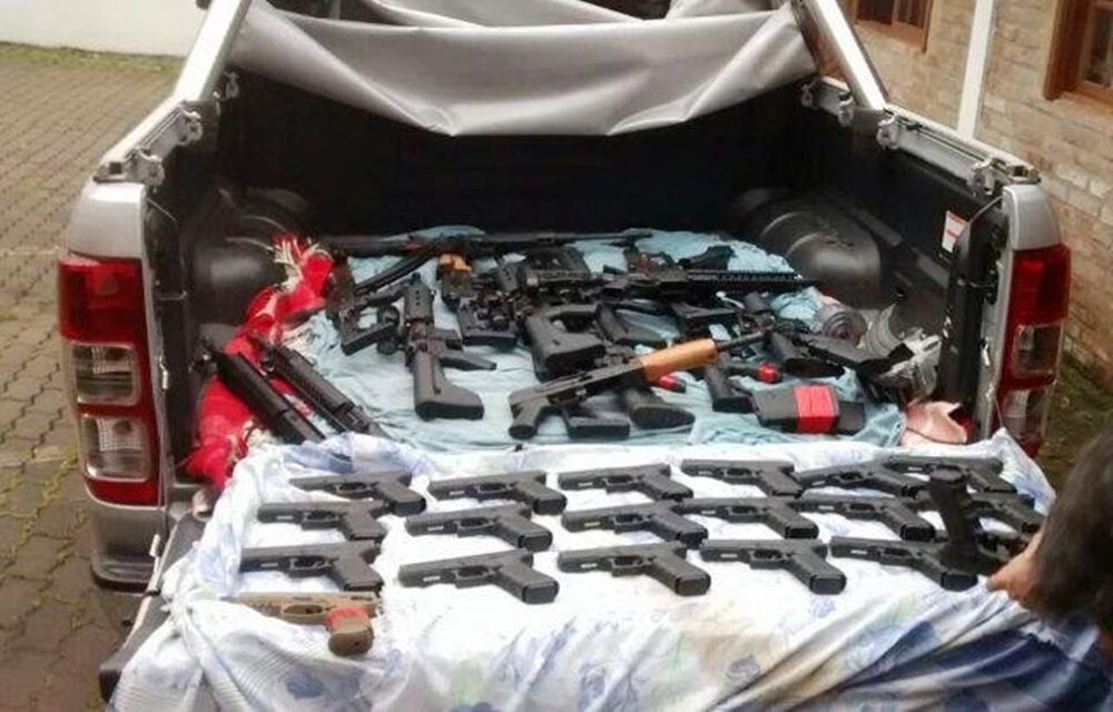 Ir para  <p>Uma equipe da Delegacia Especializada em Furtos, Roubos, Entorpecentes e Capturas (Defrec) apreendeu na manh&atilde; desta sexta-feira em Santa Cruz do Sul um arsenal de armas no apartamento de um estudante no bairro Avenida. No...
