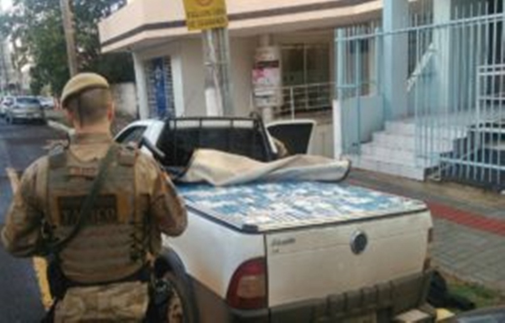 Ir para  <p>Dois ve&iacute;culos carregados com cigarro contrabandeados do Paraguai foram apreendidos na manh&atilde; desta sexta-feira(27) pela Pol&iacute;cia Militar de Santa Catarina. Um dos ve&iacute;culos foi perseguido...