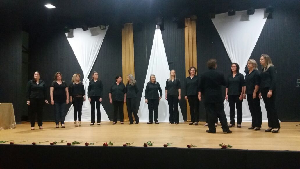 Ir para  <p>O coral viadutense Vox in Cantus promoveu, neste s&aacute;bado (28/10), encontro de corais no Anfiteatro Municipal de Viadutos. Al&eacute;m dos anfitri&otilde;es, apresentaram-se os seguintes corais: Coral Vida e Canto, de...