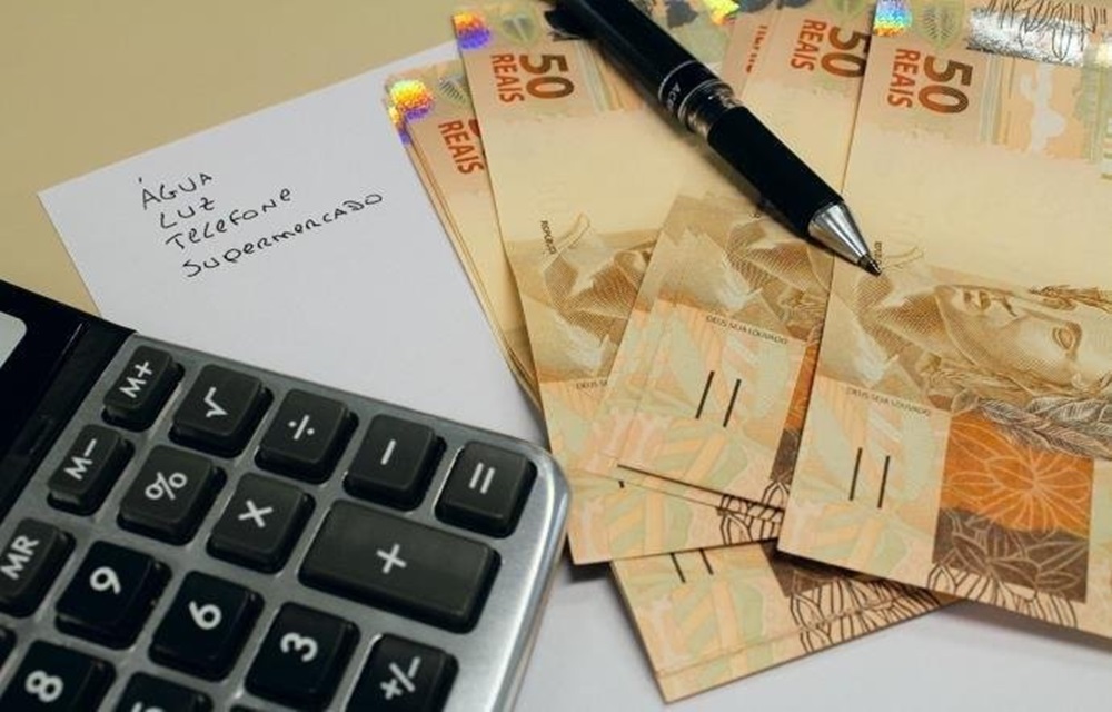 Ir para  <p>O ministro do Planejamento, Dyogo Oliveira, anunciou no fim da tarde desta segunda-feira a revis&atilde;o do Or&ccedil;amento de 2018 com a previs&atilde;o de redu&ccedil;&atilde;o de R$ 4 no valor do...