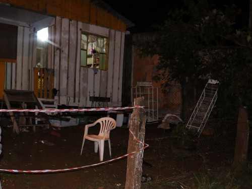 Ir para  <p><big>Um crime b&aacute;rbaro foi registrado na noite desta segunda-feira em Erechim, norte do Rio Grande do Sul. Um homem e uma crian&ccedil;a de apenas seis anos morreram, atingidos por tiros, quando estavam em casa, na...