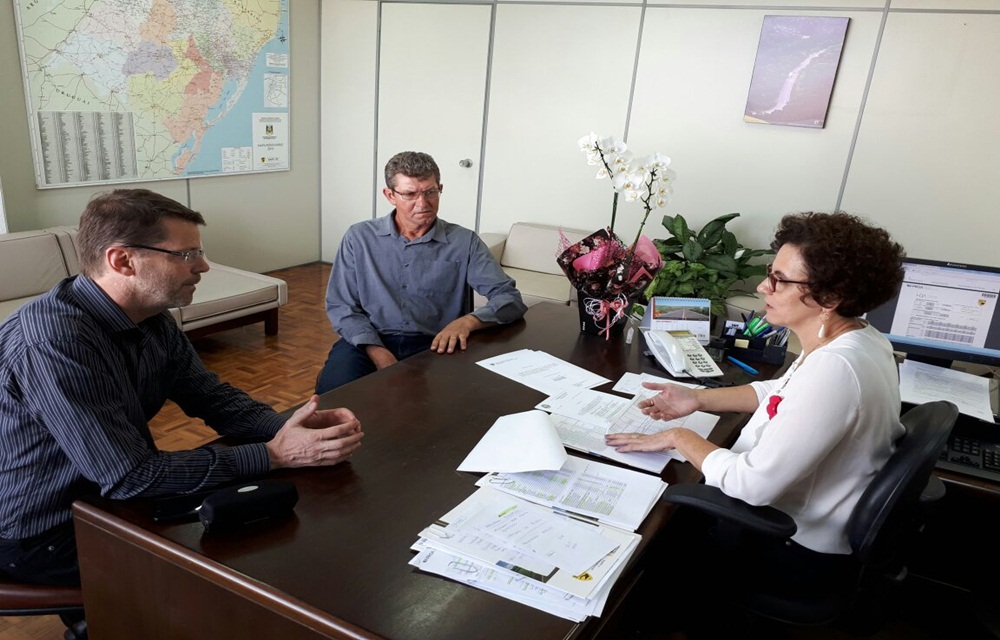 Ir para  <p>No dia de ontem (30), o Prefeito Municipal de Gaurama, Leandro M&aacute;rcio Puton,<br />
acompanhado do Presidente da C&acirc;mara Municipal de Vereadores, Delcio Graboski, estiveram<br />
em audi&ecirc;ncia no...