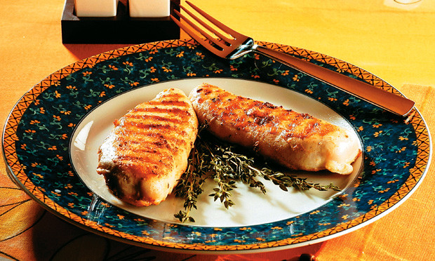 Ir para  <p><big>&middot; 4 fil&eacute;s de peito de frango<br />
&middot; 1/2 colher (caf&eacute;) de pimenta-do-reino<br />
&middot; 1/2 colher (caf&eacute;) de p&aacute;prica<br...