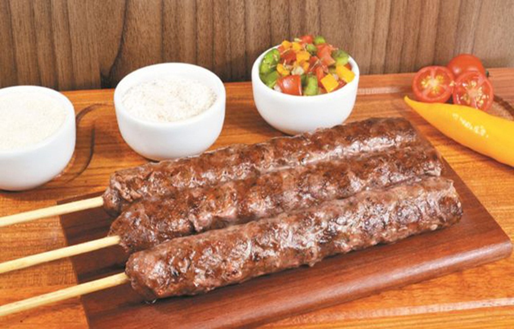 Ir para  <ul>
	<li>1 kg de carne mo&iacute;da duas vezes (cox&atilde;o mole ou duro);</li>
	<li>3 colheres de sopa bem cheias de cebola picada;</li>
	<li>1 colher de ch&aacute; rasa de sal ou a...