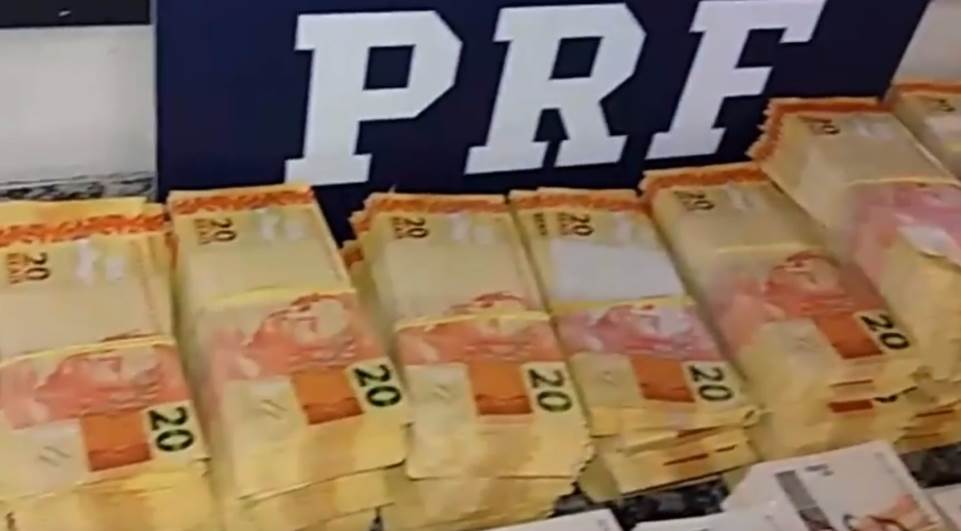 Ir para  <p>A Pol&iacute;cia Rodovi&aacute;ria Federal (PRF) apreendeu na manh&atilde; de sexta-feira (10), em Balsa Nova (PR), cerca de R$ 800 mil em notas falsas. Ap&oacute;s abordagem, os agentes encontraram a quantia escondida...