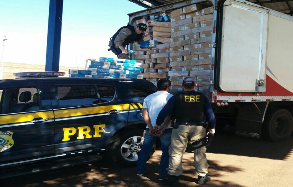 Ir para  <p>A Pol&iacute;cia Rodovi&aacute;ria Federal (PRF) apreendeu, na tarde deste domingo, cerca de 140 mil ma&ccedil;os de cigarros contrabandeados do Paraguai, na BR-386, em Seberi, no Norte do Rio Grande do Sul. Conforme as...