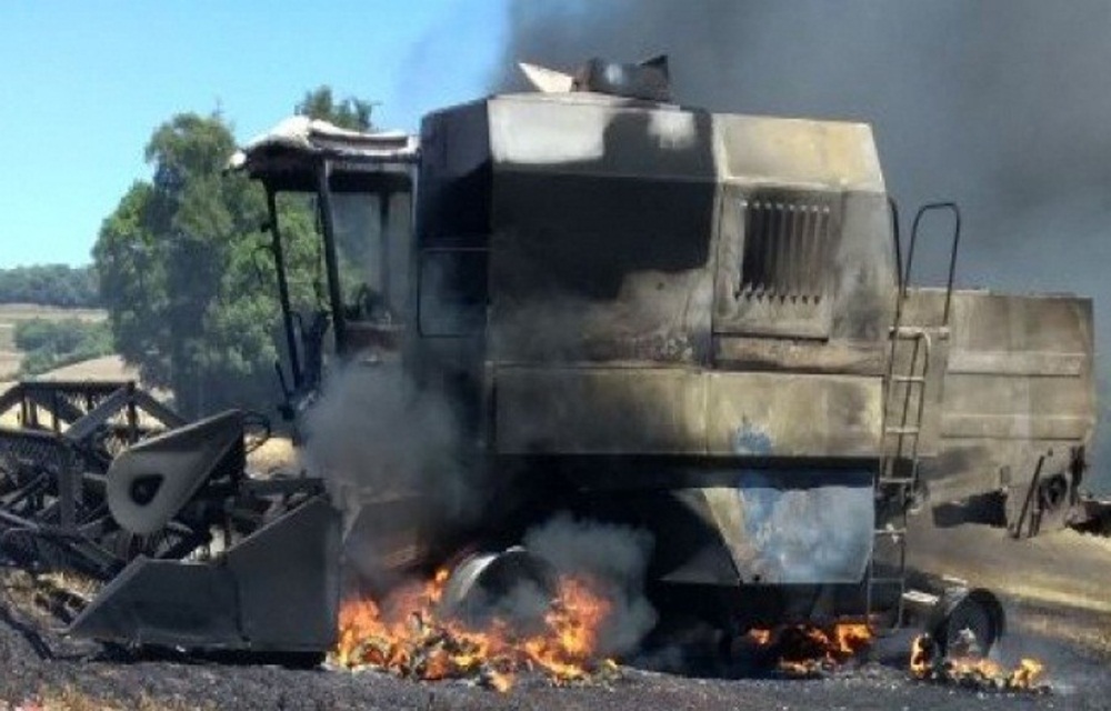 Ir para  <p>Uma colheitadeira foi destru&iacute;da pelo fogo quando trabalhava na colheita de trigo, em Cacique Doble.&nbsp; Bombeiros Volunt&aacute;rios de S&atilde;o Jos&eacute; do Ouro foram acionados, mas pouco pode ser...