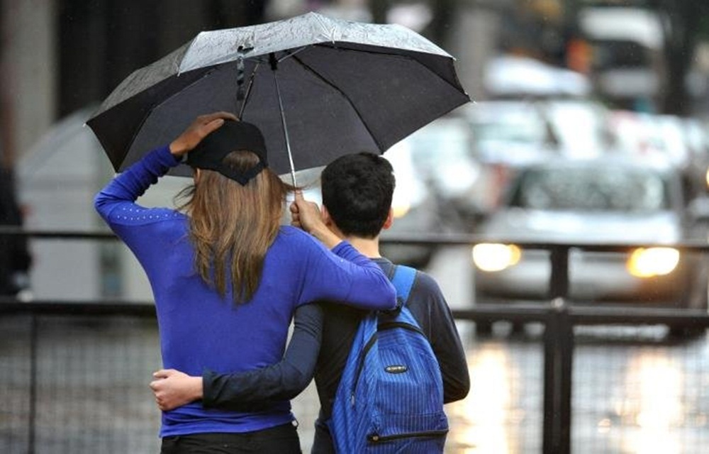 Ir para  <p>Ap&oacute;s de um feriado de intenso calor no Rio Grande do Sul, o tempo vira nesta quinta-feira. Uma frente fria avan&ccedil;a com aumento de nuvens e chuva pelo Estado. Desde cedo, a precipita&ccedil;&atilde;o atinge...