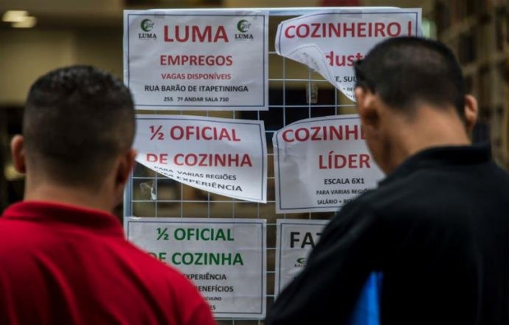Ir para  <p>A taxa composta de subutiliza&ccedil;&atilde;o da for&ccedil;a de trabalho passou de 23,8% no segundo trimestre de 2017 para 23,9% no terceiro trimestre, segundo&nbsp;<strong><a...