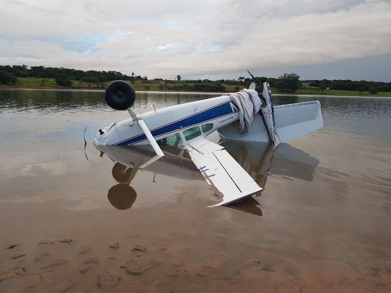 Ir para  <p><big>Um pequeno avi&atilde;o caiu na tarde deste s&aacute;bado (18) na represa de Jurumirim, entre Avar&eacute; (SP) e Arandu (SP). Segundo o Corpo de Bombeiros, apenas o piloto estava na aeronave e ele conseguiu nadar...