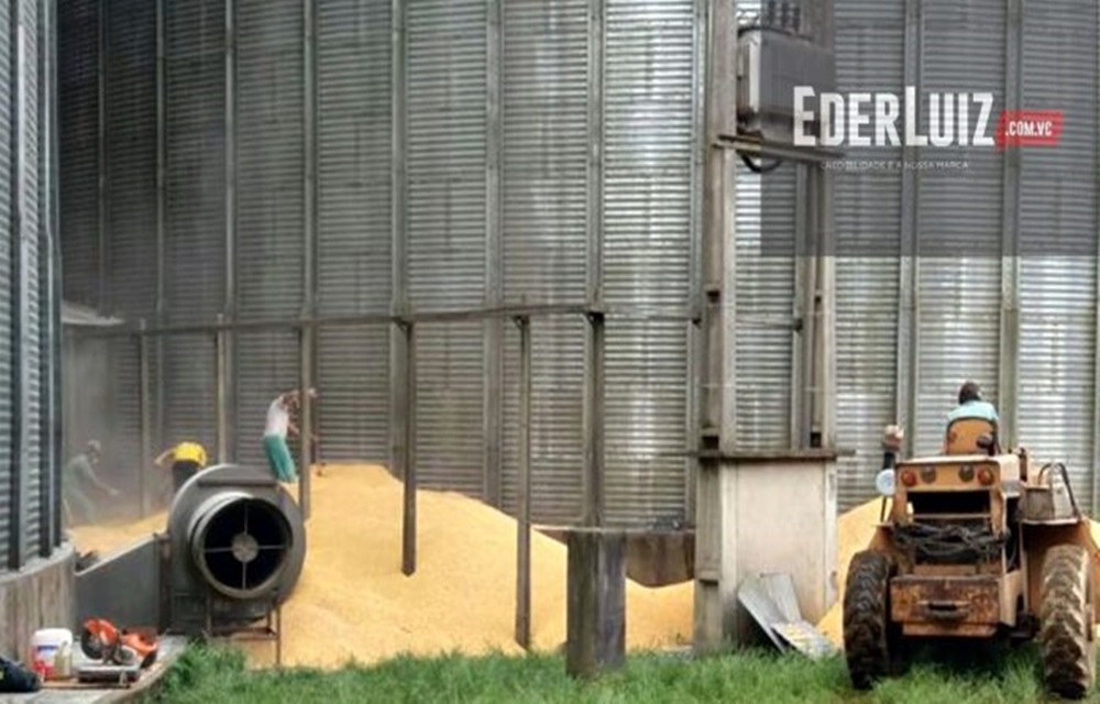 Ir para  <p>Ap&oacute;s aproximadamente 10 horas de trabalho, encerrou por volta das 20h deste s&aacute;bado, 18, o resgate do corpo do trabalhador que morreu soterrado em um silo de armazenagem de milho da cooperativa Cop&eacute;rdia,...