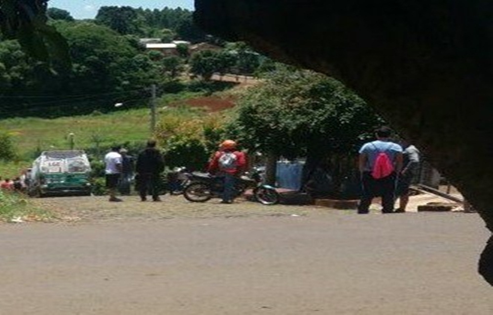 Ir para  <p>Morreu na tarde desta quinta-feira(23), o homem alvejado por um tiro na cabe&ccedil;a quando estava na rua Jos&eacute; Zanela, no Bairro Presidente Vargas, em Erechim. Luan de Souza Queir&oacute;s, de 27 anos, deu...