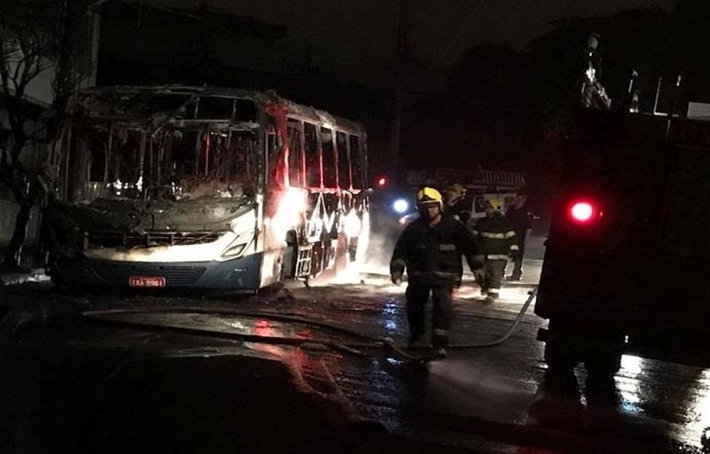 Ir para  <p>Um &ocirc;nibus da Via&ccedil;&atilde;o Santa Tereza (Visate), empresa respons&aacute;vel pelo transporte coletivo de Caxias do Sul, foi incendiado por volta das 21h50min desta sexta-feira, na Avenida Brasil, no bairro...