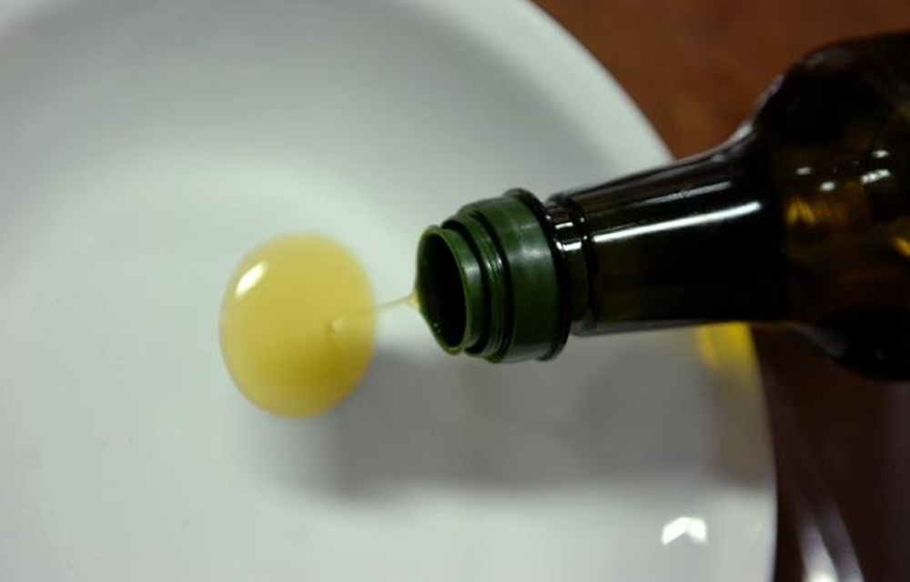 Ir para  <p>Foram retirados 800 mil litros de azeite de oliva com ind&iacute;cios de fraude, conforme an&uacute;ncio do Minist&eacute;rio da Agricultura, nesta ter&ccedil;a-feira. As adultera&ccedil;&otilde;es no produto...