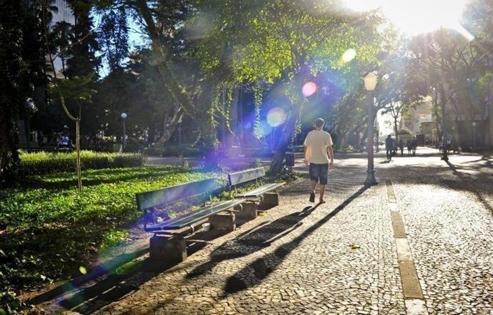 Ir para  <p>O tempo continua seco nesta quarta-feira em boa parte do Rio Grande do Sul. O sol predomina durante o dia quando nuvens s&atilde;o esperadas, onde, mais uma vez, devem provocar per&iacute;odos de nebulosidade no Litoral Norte,...