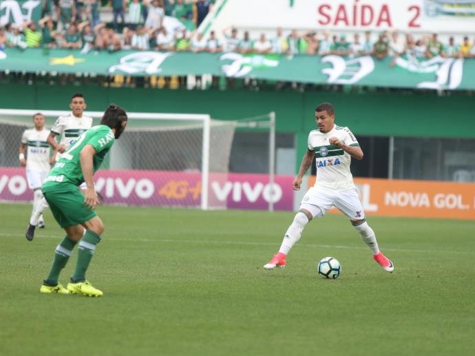 Ir para  <p><big>Em um jogo especial e emocionante para a Chapecoense, marcando um ano do tr&aacute;gico acidente a&eacute;reo na Col&ocirc;mbia que vitimou 71 pessoas, o time catarinense venceu de virada o Coritiba por 2 a 1,...