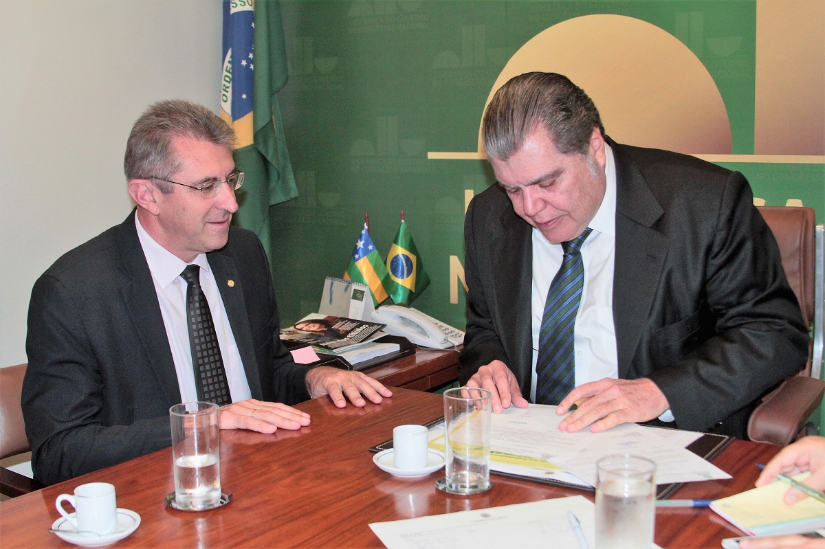 Ir para  <p><big>Presidente da Frente Parlamentar da Agricultura Familiar, o deputado Heitor Schuch (PSB/RS) se reuniu nesta quarta-feira (6) com o ministro do Meio Ambiente, Jos&eacute; Sarney Filho, em Bras&iacute;lia, para tratar do...