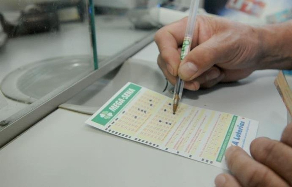 Ir para  <p>Ningu&eacute;m acertou as seis dezenas da Mega-Sena, sorteadas nesta quarta-feira em Teixeira de Freitas (Bahia), pelo concurso 1.994. O pr&ecirc;mio principal acumulou e poder&aacute; pagar R$ 28 milh&otilde;es no...