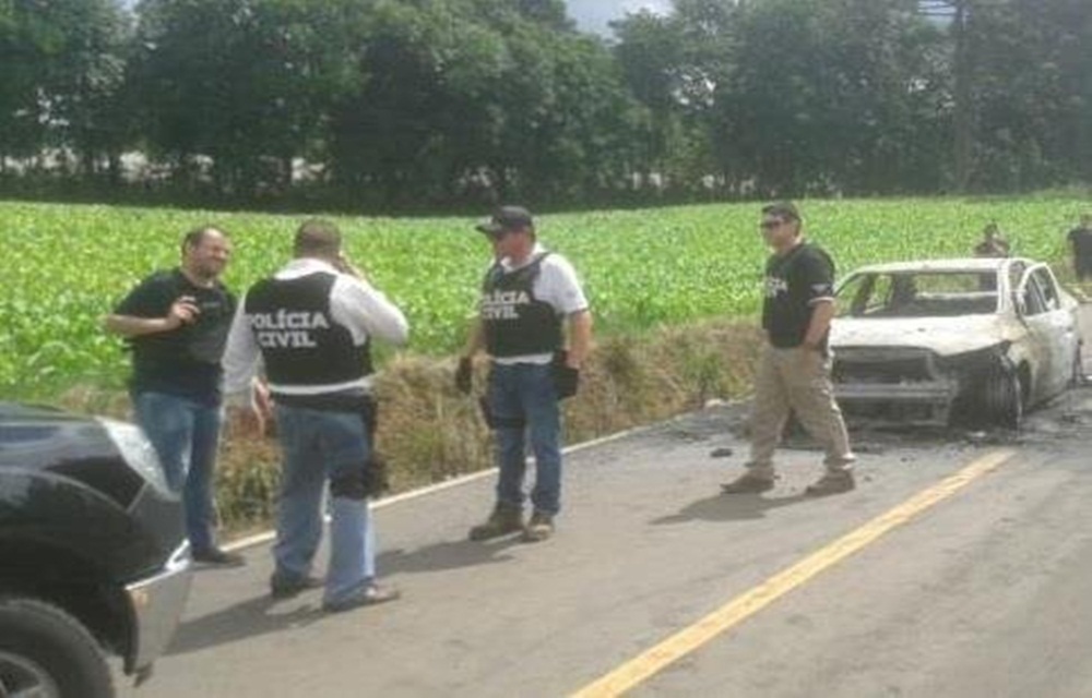 Ir para  <p>Um ref&eacute;m foi morto ap&oacute;s assalto a duas ag&ecirc;ncias banc&aacute;rias em Arvorezinha, no Vale do Taquari, na tarde desta quinta-feira. O corpo foi encontrado pela Brigada Militar ao lado de um dos carros...