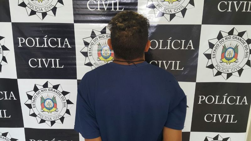 Ir para  <p><big>&nbsp;Agentes da Defrec de Erechim apreenderam na manh&atilde; desta segunda-feira(4), um adolescente e deram voz de pris&atilde;o em flagrante um homem de 18 anos, por tr&aacute;fico de drogas,...