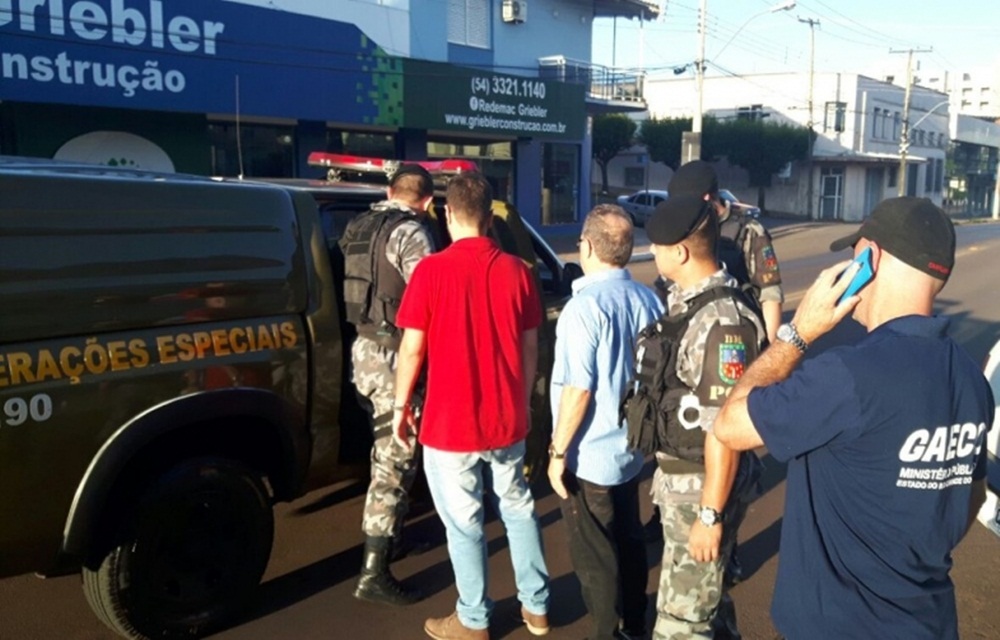 Ir para  <p>Dois empres&aacute;rios foram presos preventivamente na tarde de ontem, segunda-feira (18) em Erechim, por suspeita de envolvimento em fraude na venda de produtos hospitalares. Os nomes n&atilde;o foram divulgados. De acordo com...
