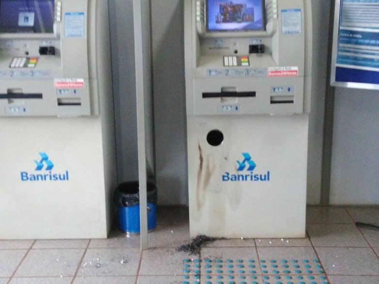 Ir para  <p><big>Na madrugada desta quarta-feira (20), ladr&otilde;es arrombaram o Banco Banrisul localizado na Rua Jo&atilde;o Am&acirc;ndio Sperb, no Centro de Gaurama, ao lado da Brigada Militar. Os bandidos tiveram acesso aos...