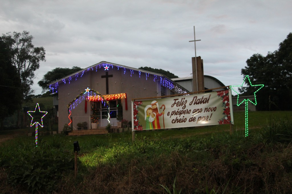 Ir para  <p><big>Jovens da comunidade de Linha Rio Marcelino, interior de Viadutos, liderados por Odinei Voginski &ndash; DJ-Ody, seguindo um ritual de v&aacute;rios anos, decoraram a Capela Nossa Senhora de Lurdes para celebrarem o...